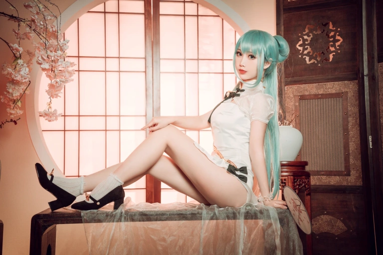 面饼仙儿《初音旗袍》主题写真：28张全套美图