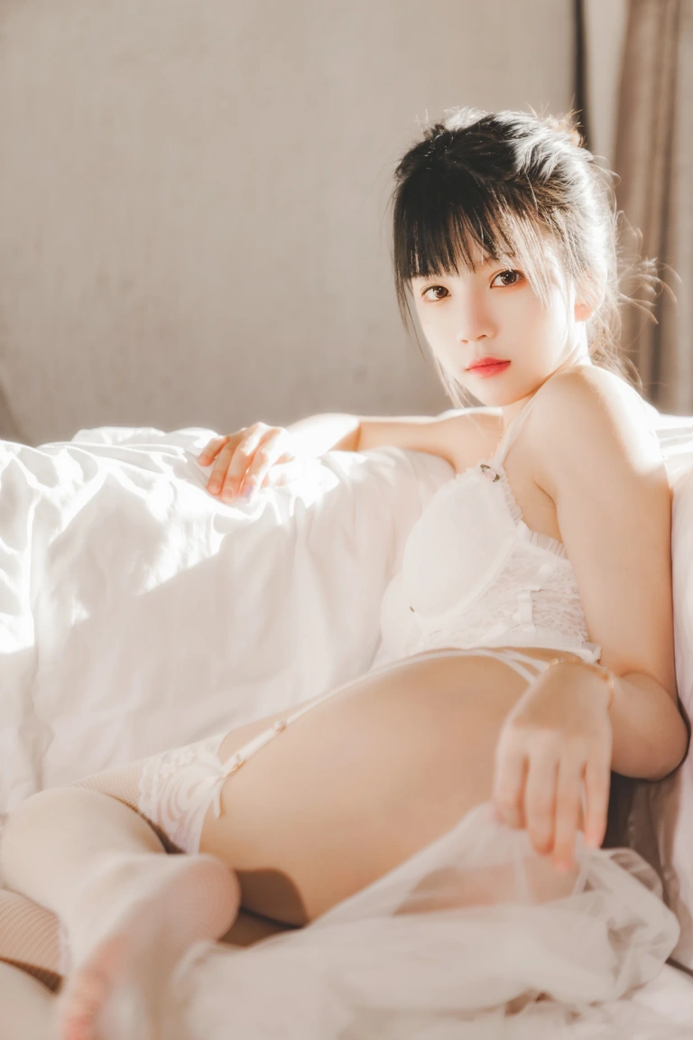桜桃喵《白纱糖02》主题写真：35张全套美图
