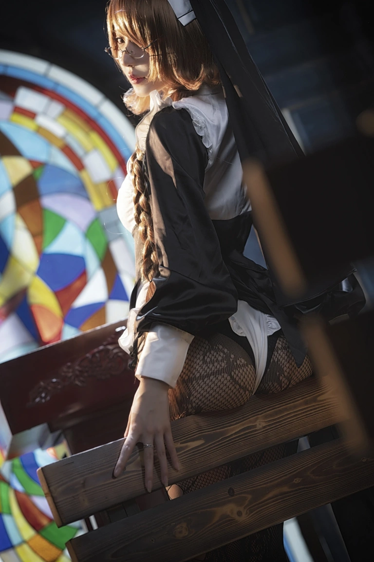 阿包也是兔娘《加冕图 修女》主题写真：26张全套美图