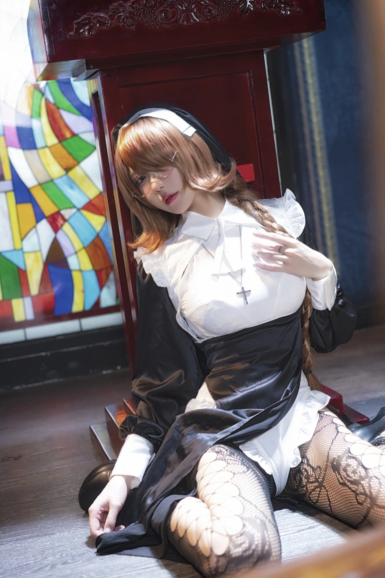 阿包也是兔娘《加冕图 修女》主题写真：26张全套美图