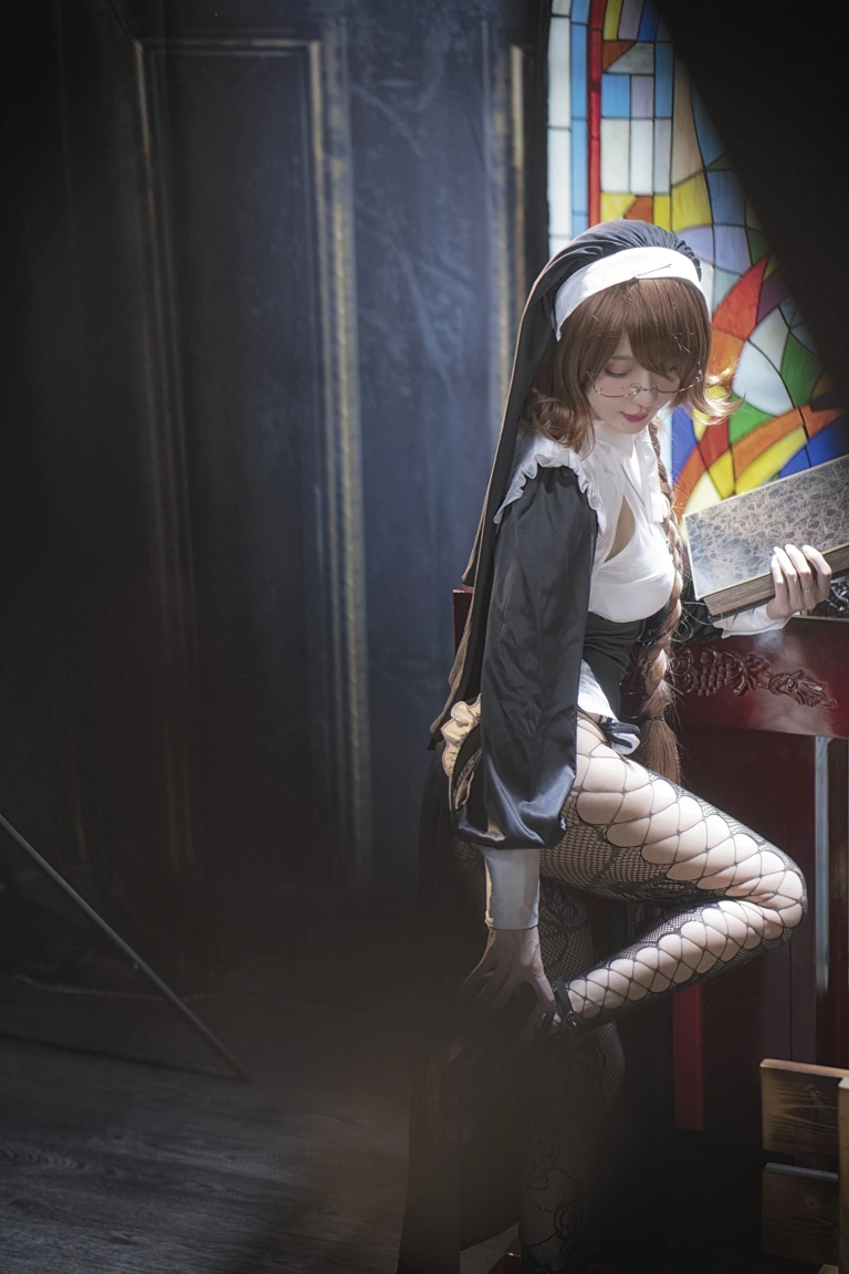 阿包也是兔娘《加冕图 修女》主题写真：26张全套美图