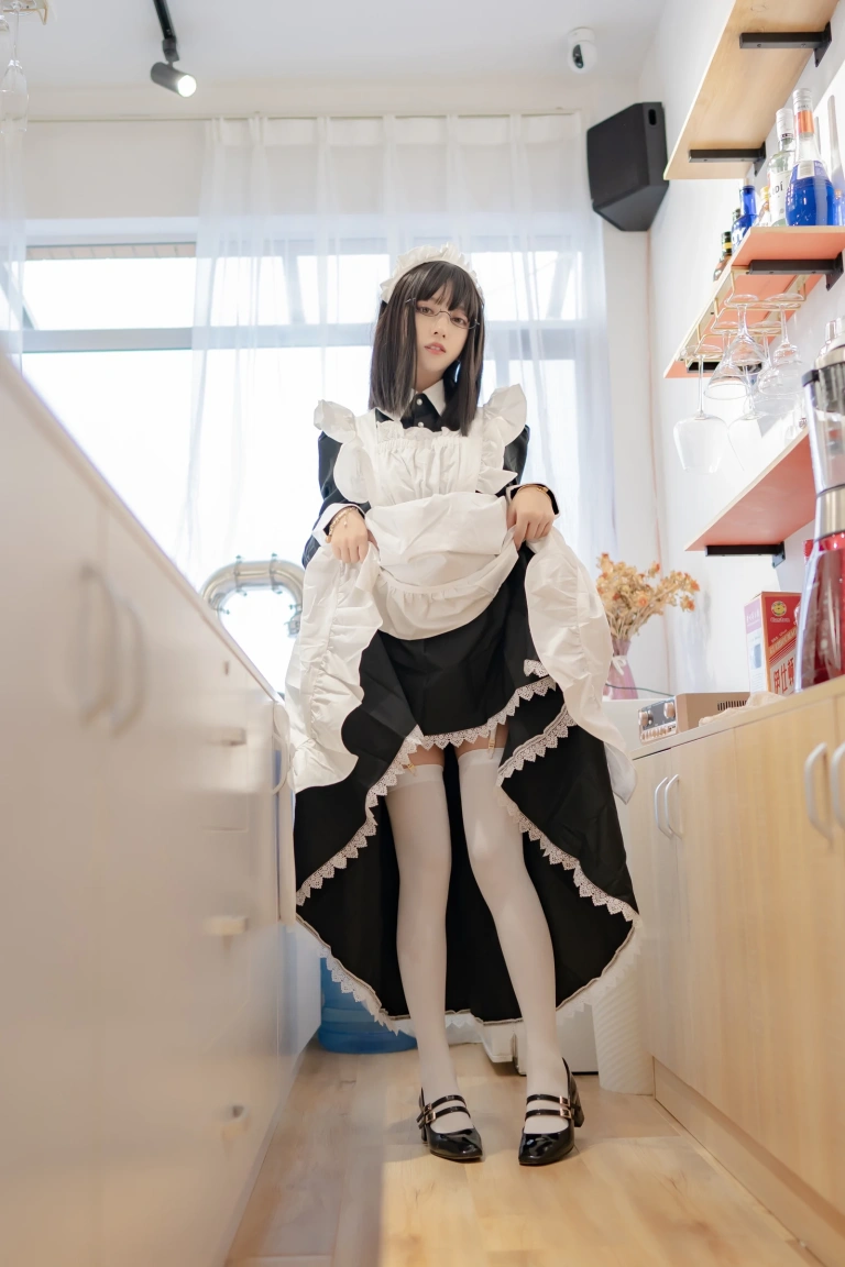 过期米线线喵《女仆长》主题写真：28张全套美图
