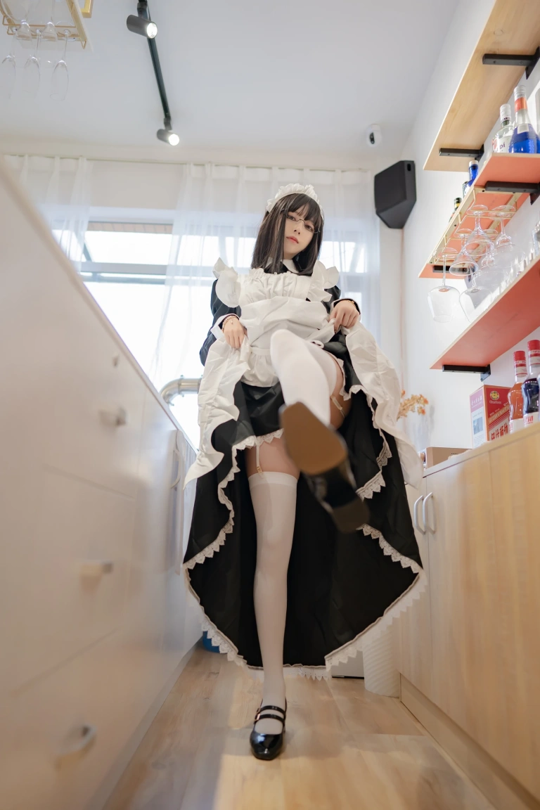 过期米线线喵《女仆长》主题写真：28张全套美图