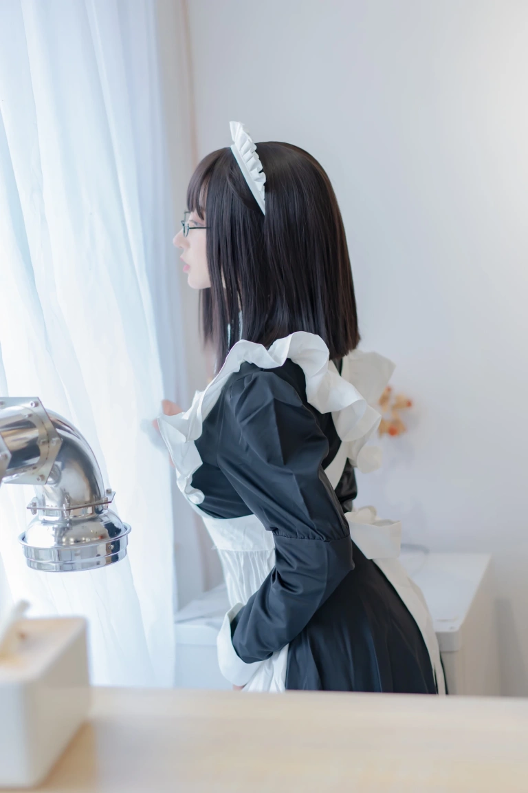 过期米线线喵《女仆长》主题写真：28张全套美图