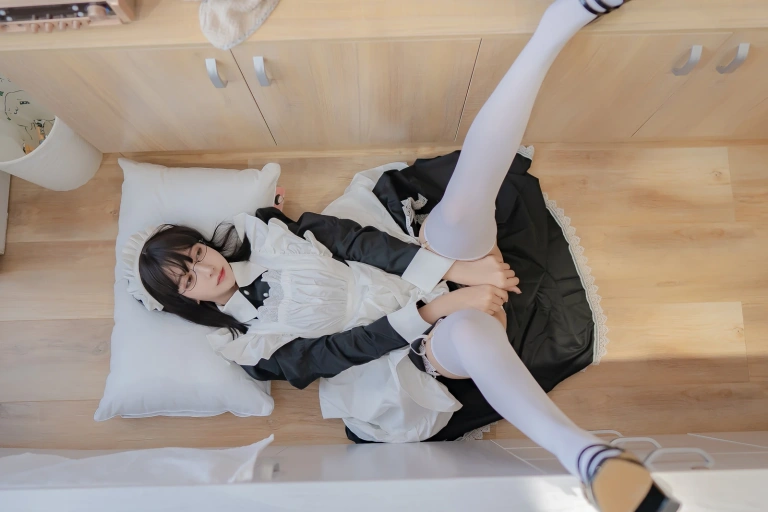 过期米线线喵《女仆长》主题写真：28张全套美图