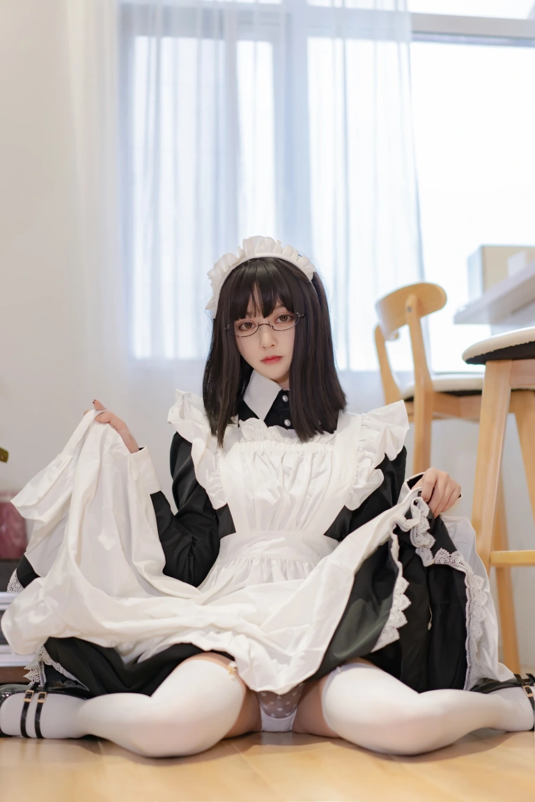 过期米线线喵《女仆长》主题写真：28张全套美图