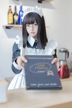 过期米线线喵《女仆长》主题写真：28张全套美图