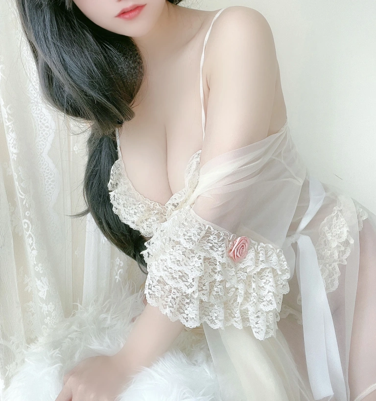 小仓千代《情人节》主题写真：21张全套美图