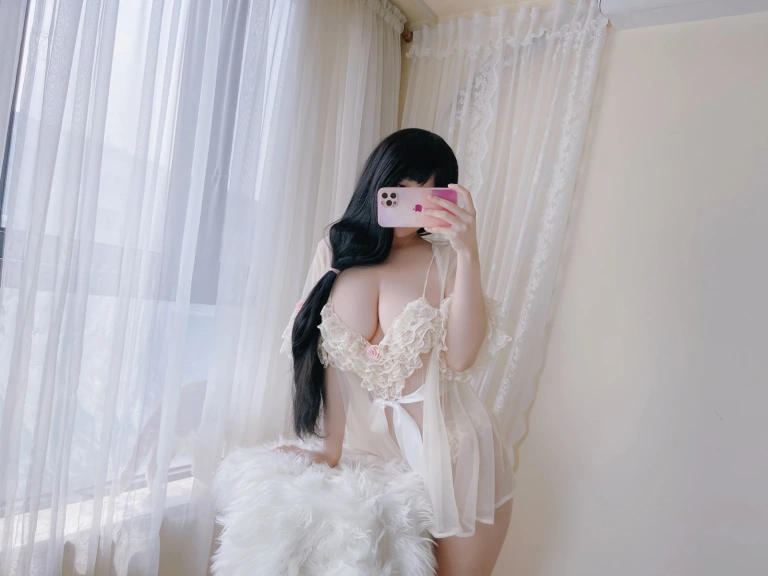 小仓千代《情人节》主题写真：21张全套美图