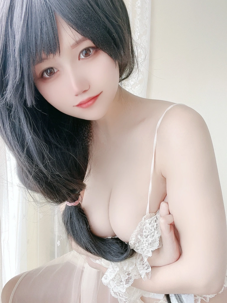 小仓千代《情人节》主题写真：21张全套美图