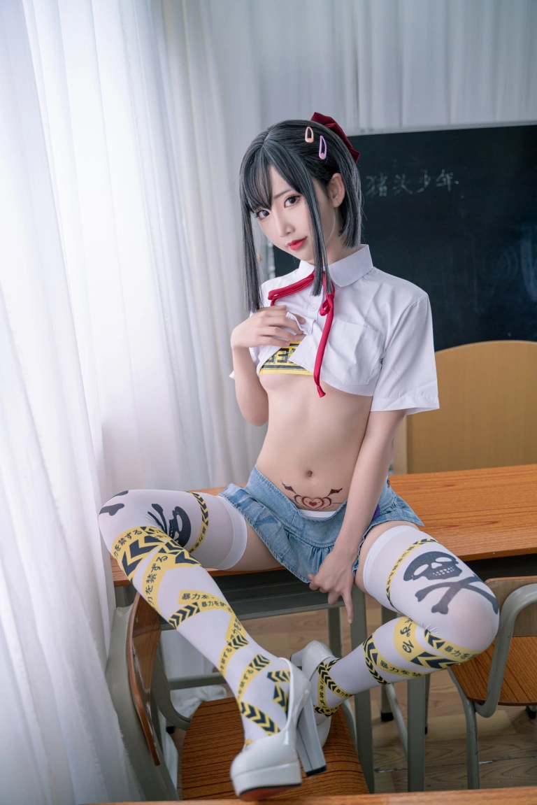 面饼仙儿《短校服胶带》主题写真：32张全套美图