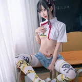 面饼仙儿《短校服胶带》主题写真：32张全套美图