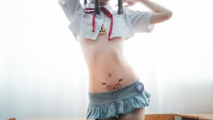 面饼仙儿《短校服胶带》主题写真：32张全套美图