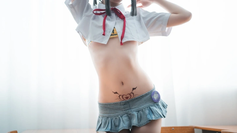 面饼仙儿《短校服胶带》主题写真：32张全套美图