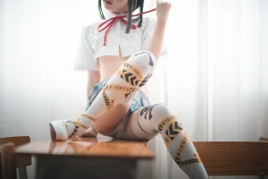 面饼仙儿《短校服胶带》主题写真：32张全套美图