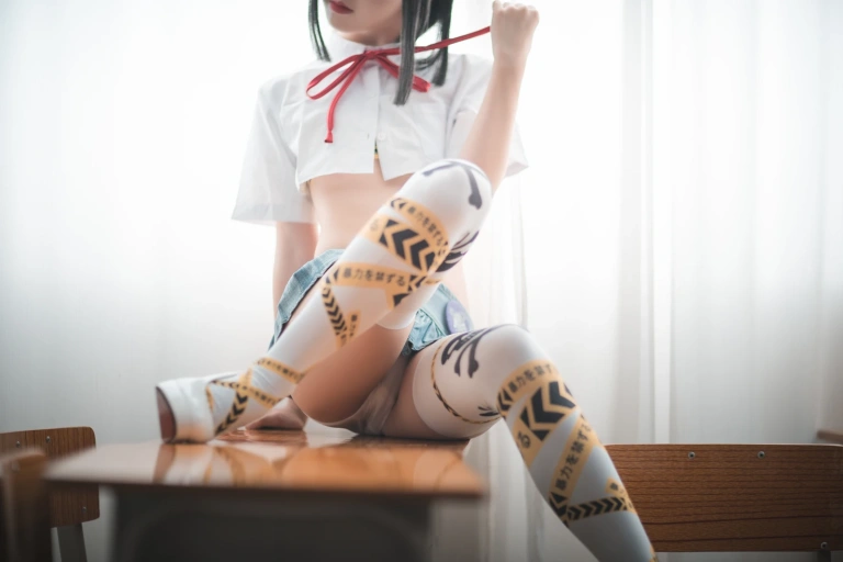 面饼仙儿《短校服胶带》主题写真：32张全套美图