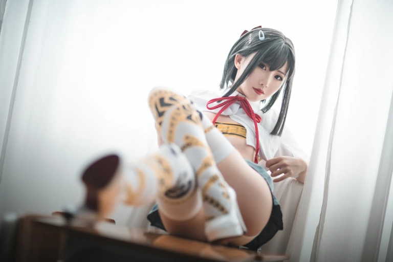 面饼仙儿《短校服胶带》主题写真：32张全套美图