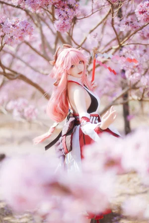 瓜希酱《原神 八重神子》主题写真：20张全套美图
