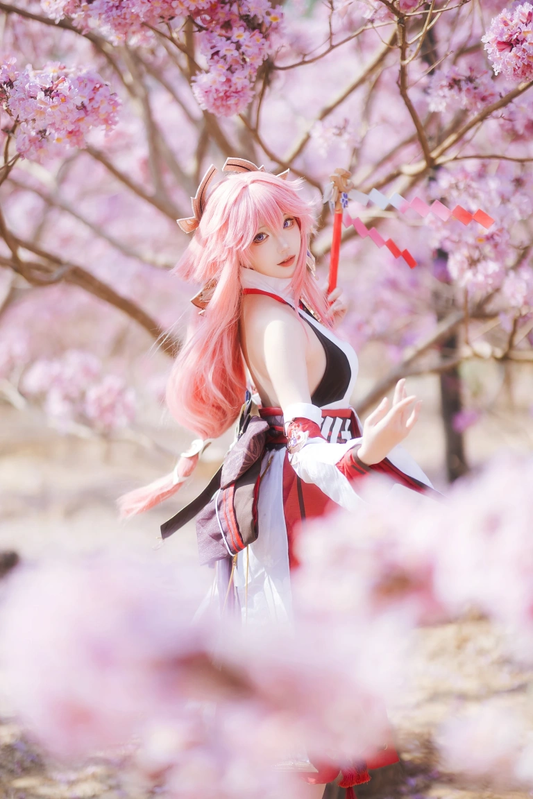 瓜希酱《原神 八重神子》主题写真：20张全套美图