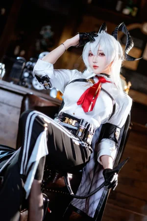 瓜希酱《鸣潮 赞妮》主题写真：20张全套美图