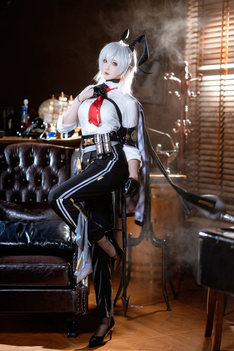 瓜希酱《鸣潮 赞妮》主题写真：20张全套美图