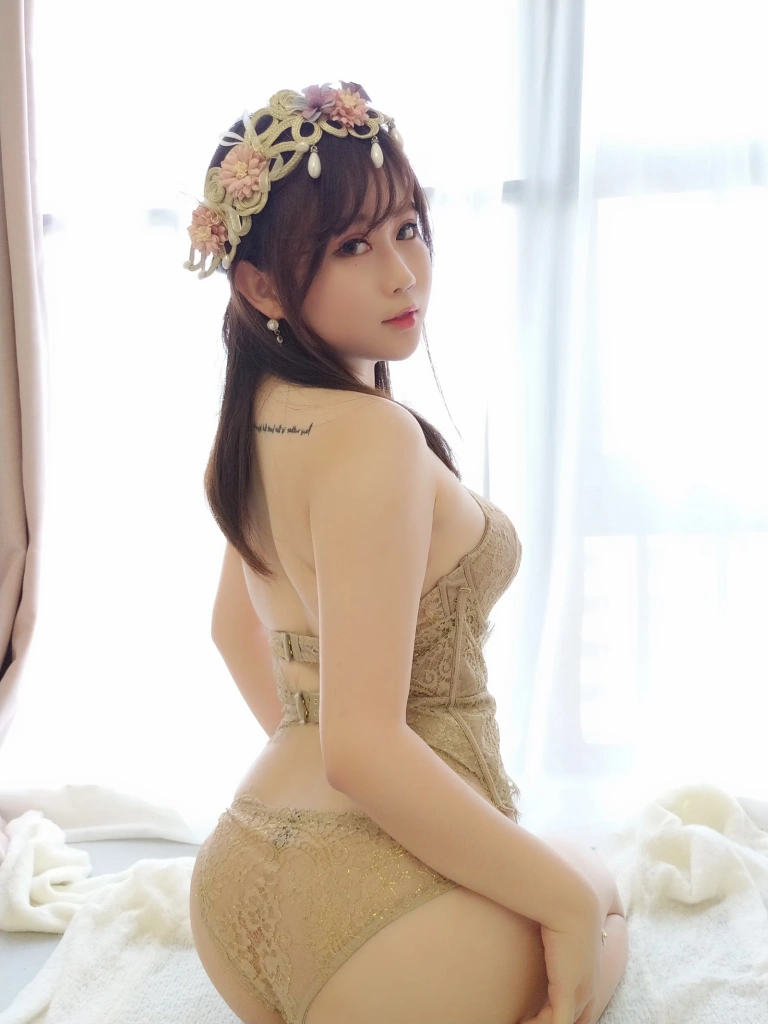 依酱《睡衣》主题写真：24张全套美图
