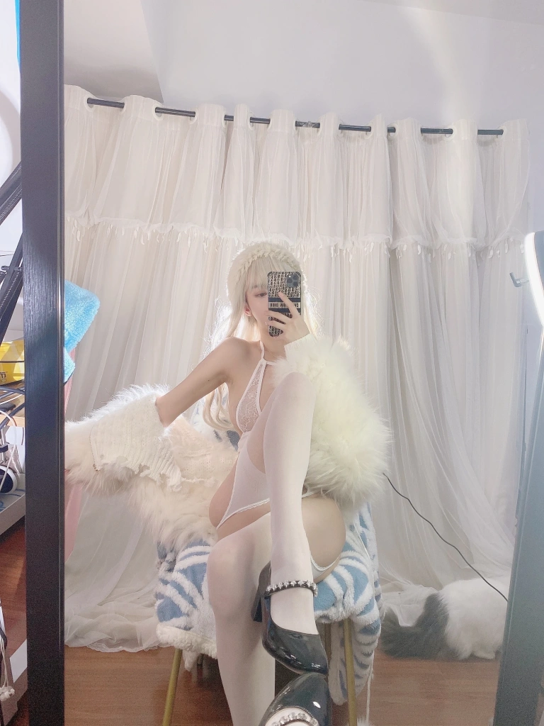 过期米线线喵《白月光》主题写真：40张全套美图