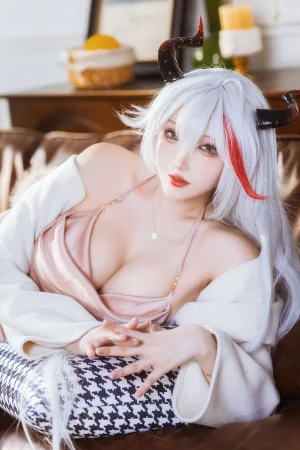 瓜希酱《碧蓝航线 埃吉尔睡衣》主题写真：20张全套美图