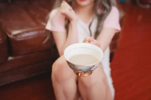 面饼仙儿《丝袜奶茶》主题写真：41张全套美图