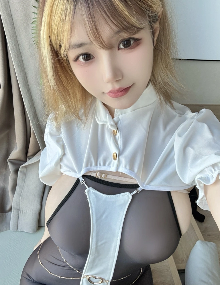 小仓千代《Fantia 2024年11月会员合集》主题写真：120张全套美图，含2个视频