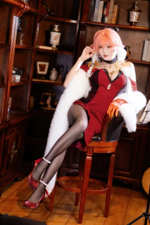 瓜希酱《鸣潮 长离·必胜客联动》主题写真：18张全套美图