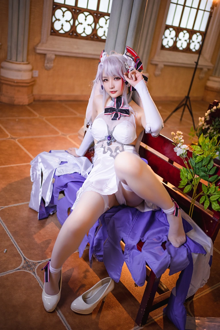 星之迟迟《《秘密花园》 欧根婚纱》主题写真：20张全套美图