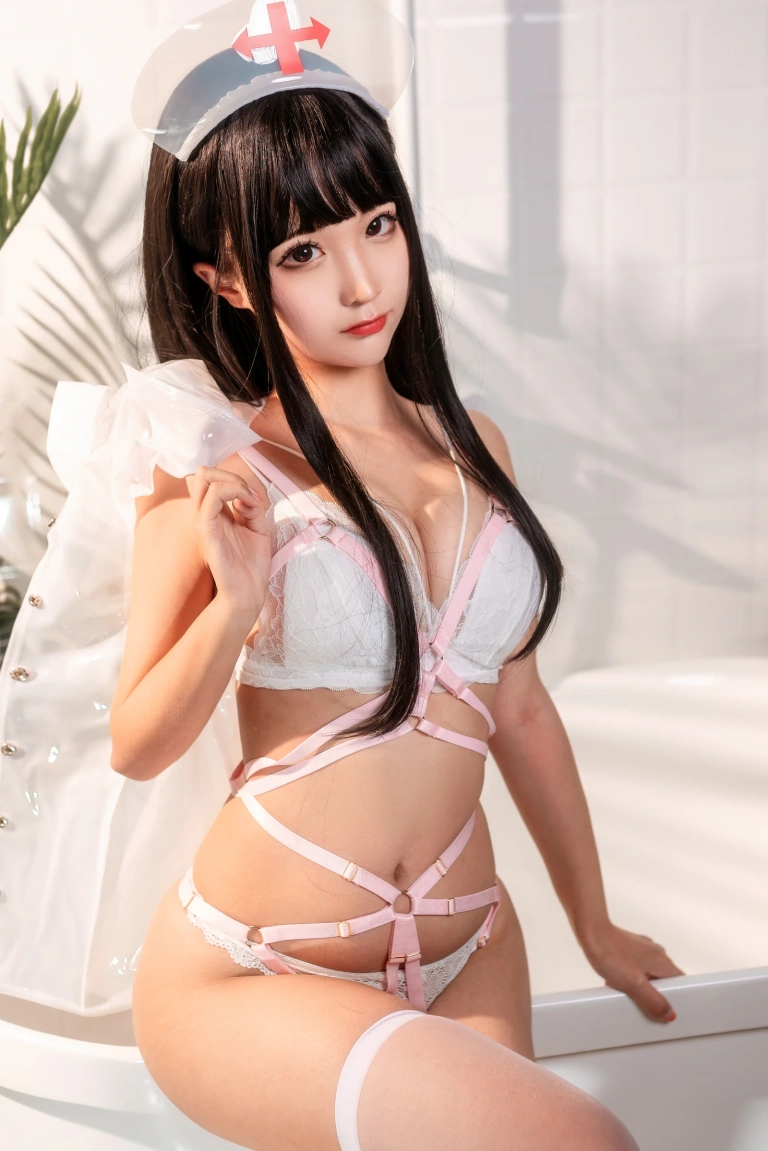 蠢沫沫《胶衣护士 白》主题写真：40张全套美图