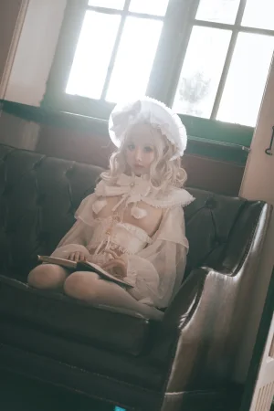 面饼仙儿《法兰西YasahimeLO》主题写真：36张全套美图