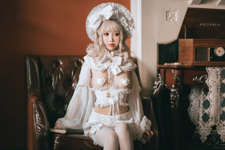 面饼仙儿《法兰西YasahimeLO》主题写真：36张全套美图