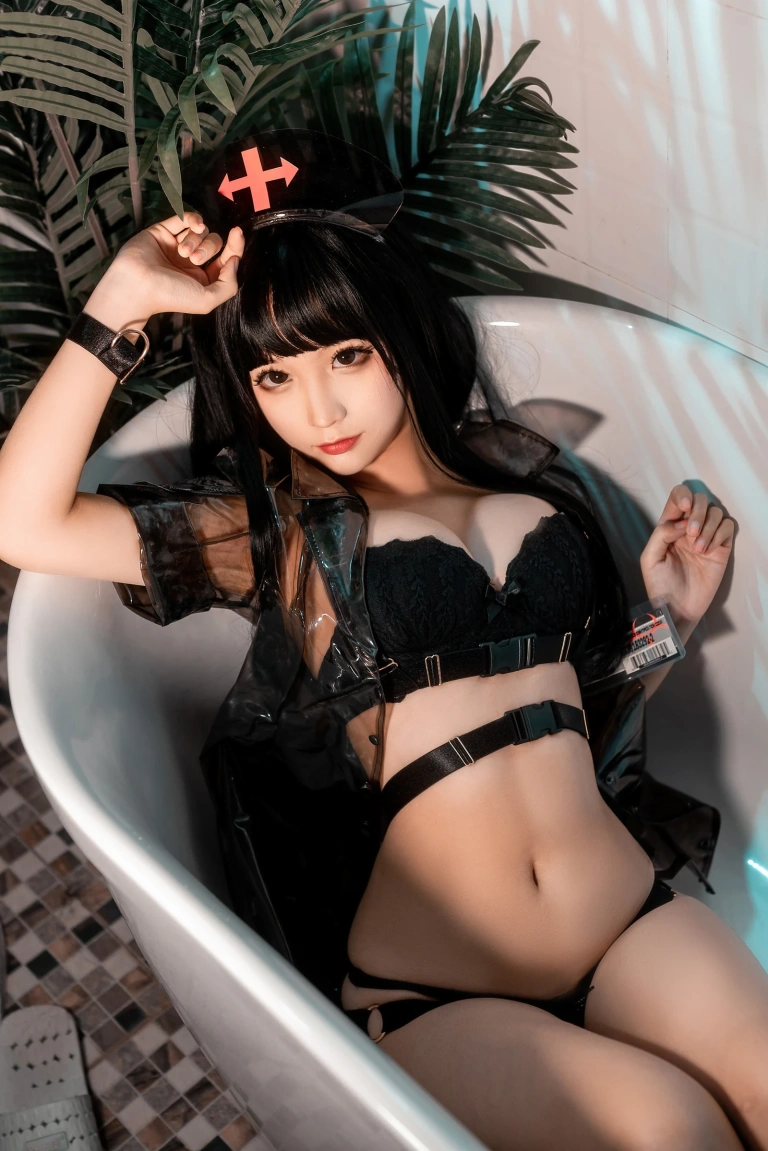 蠢沫沫《胶衣护士 黑》主题写真：40张全套美图