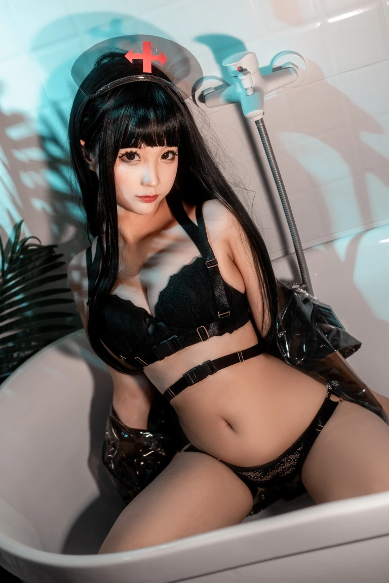 蠢沫沫《胶衣护士 黑》主题写真：40张全套美图