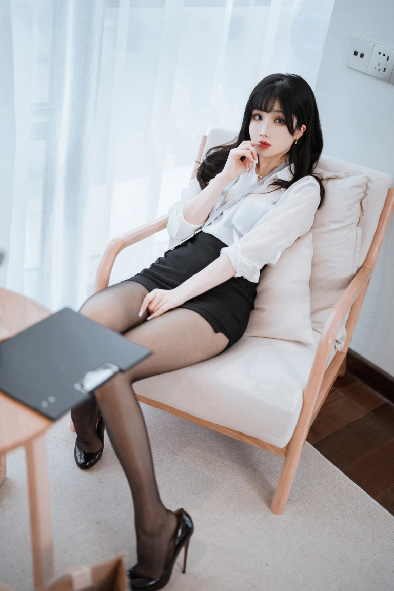 面饼仙儿&凉凉子《黑丝ol制服双人》主题写真：102张全套美图，含11个视频