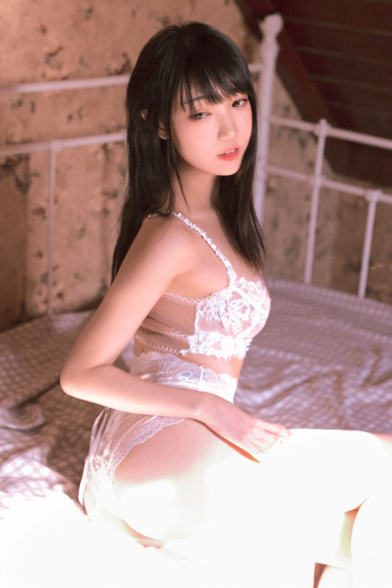 周叽是可爱兔兔《阁楼少女》主题写真：34张全套美图