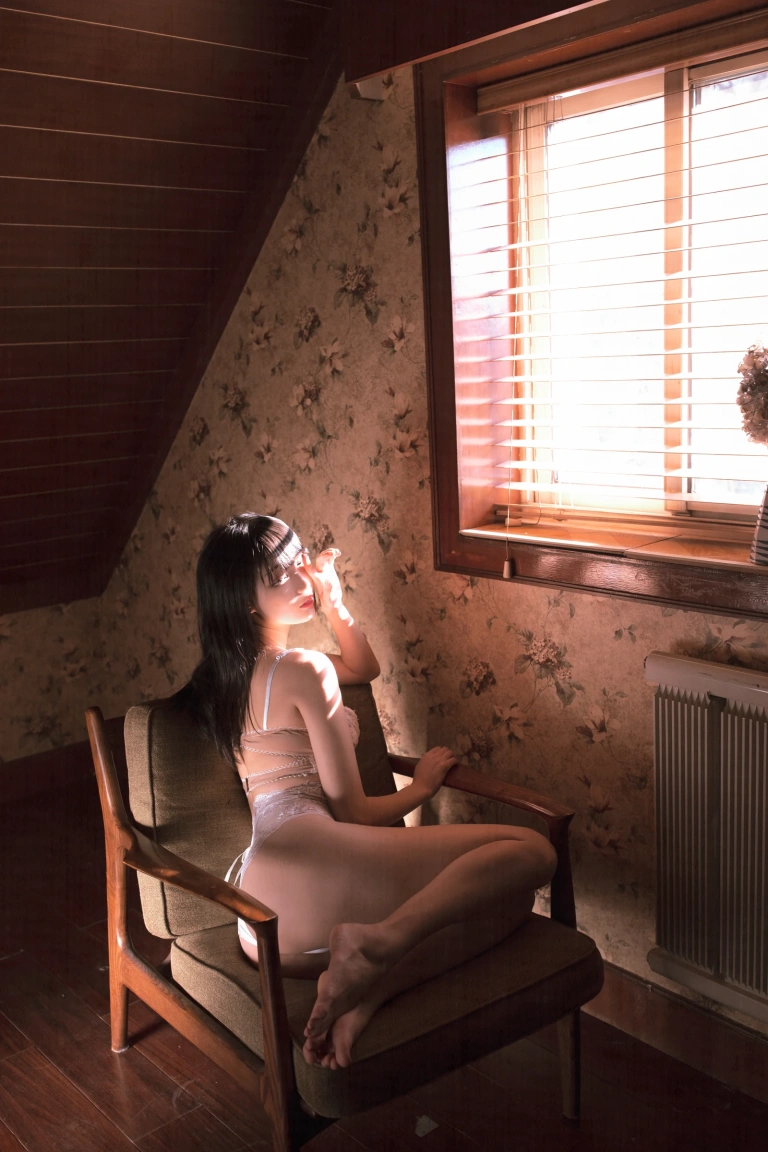 周叽是可爱兔兔《阁楼少女》主题写真：34张全套美图