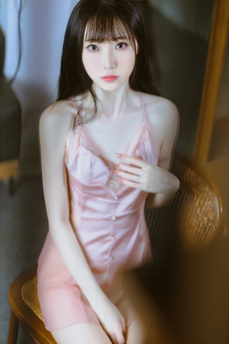 许岚《半透粉纱》主题写真：40张全套美图