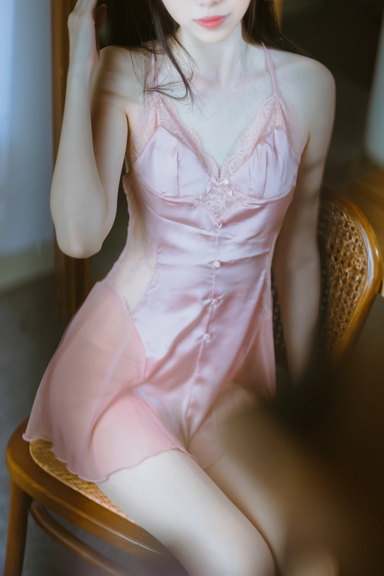 许岚《半透粉纱》主题写真：40张全套美图