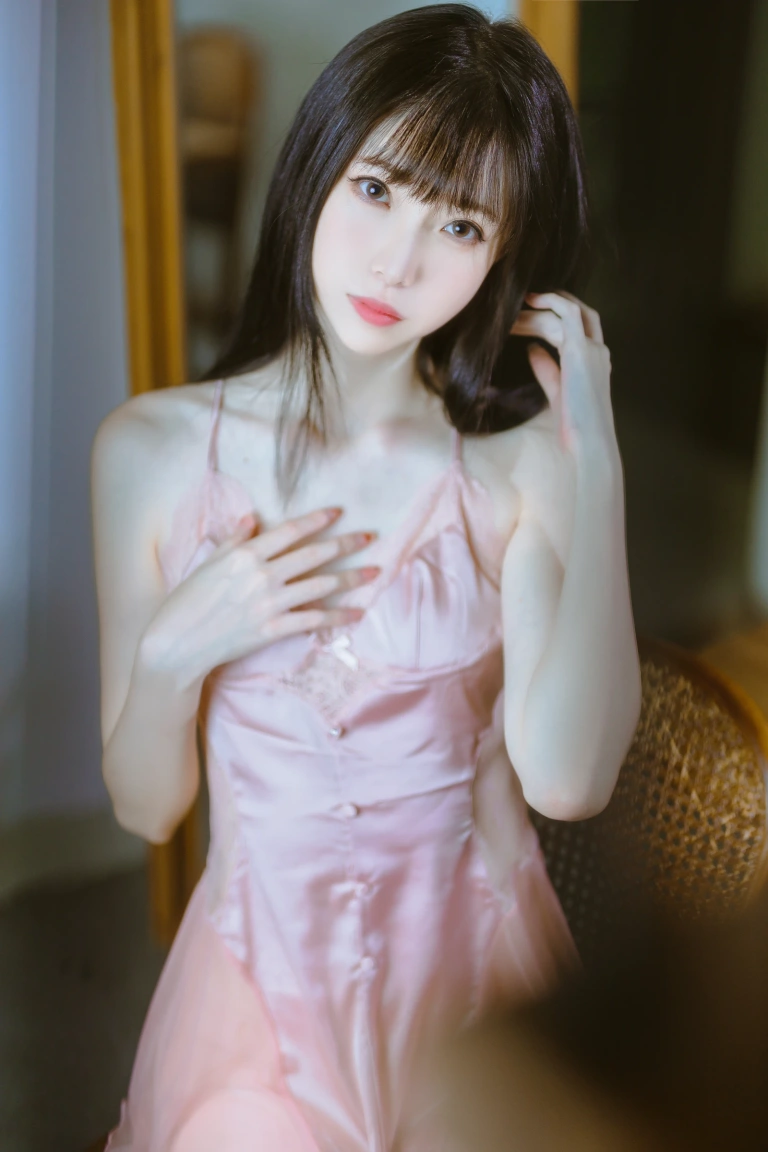 许岚《半透粉纱》主题写真：40张全套美图