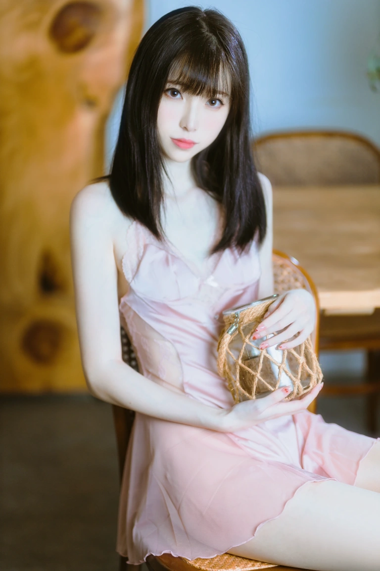 许岚《半透粉纱》主题写真：40张全套美图