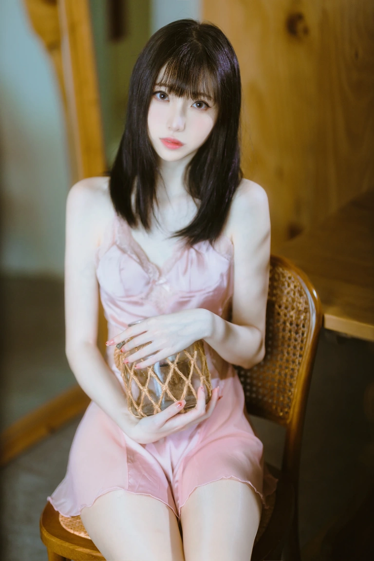 许岚《半透粉纱》主题写真：40张全套美图