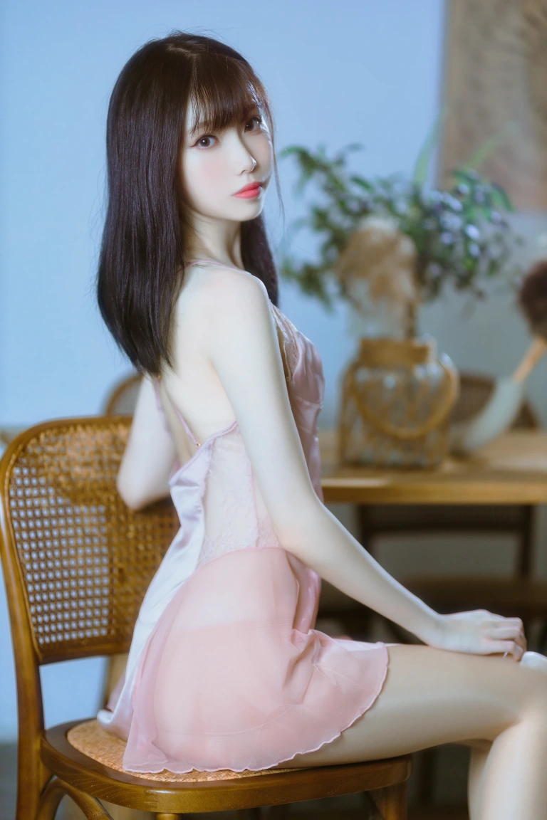 许岚《半透粉纱》主题写真：40张全套美图