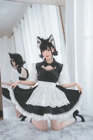 面饼仙儿《开胸女仆》主题写真：17张全套美图