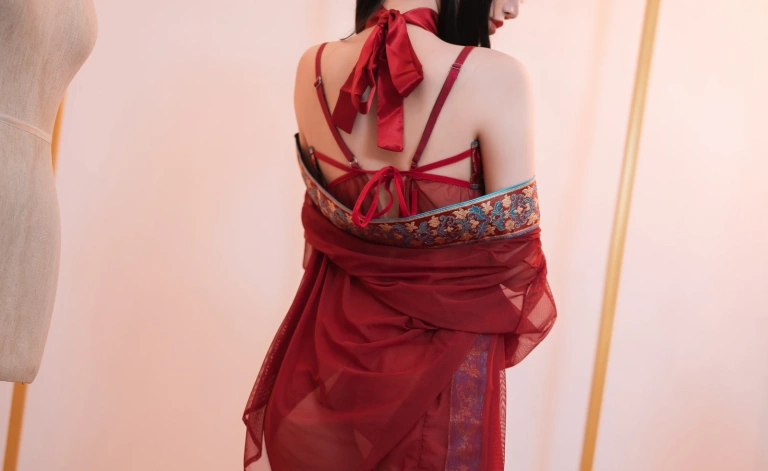 面饼仙儿《情趣古风》主题写真：14张全套美图
