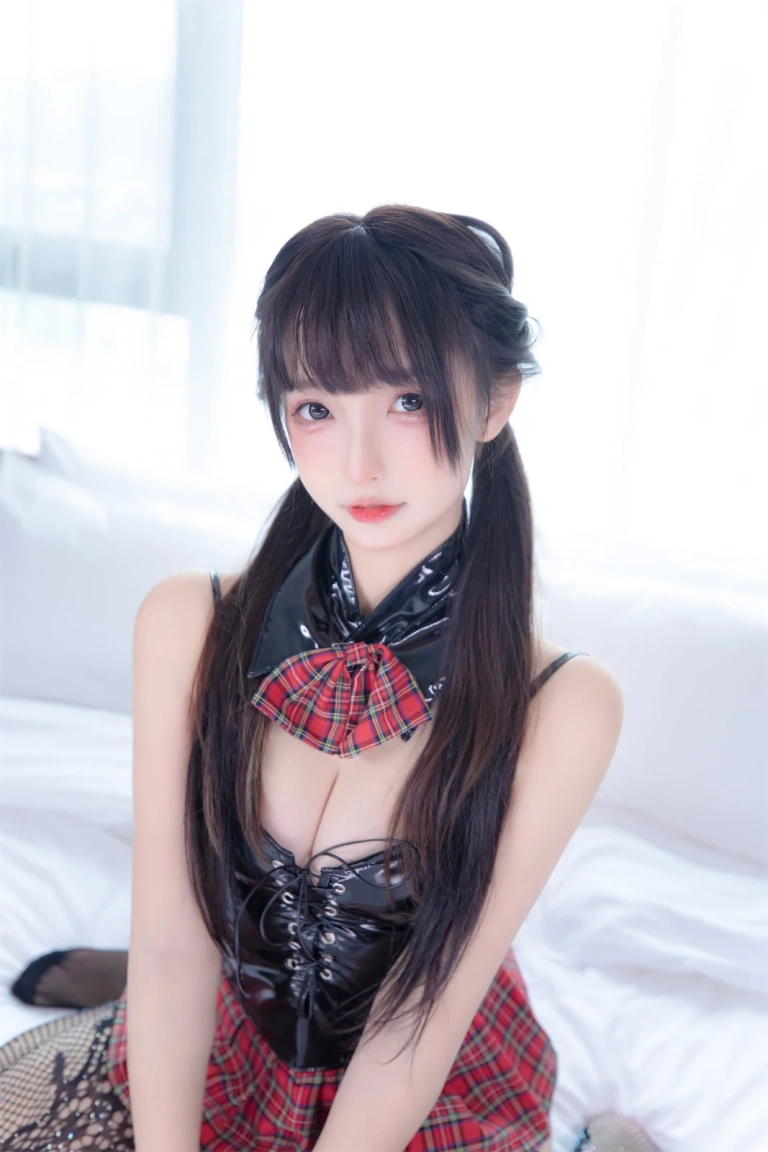 神楽坂真冬《第四季 序号22：《叛逆人偶》》主题写真：75张全套美图
