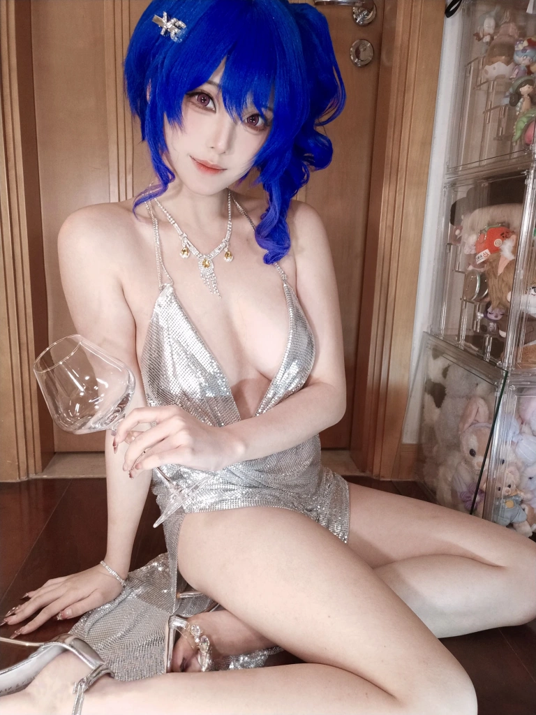 蜜汁猫裘《碧蓝航线 圣路易斯礼服自拍》主题写真：16张全套美图，含1个视频